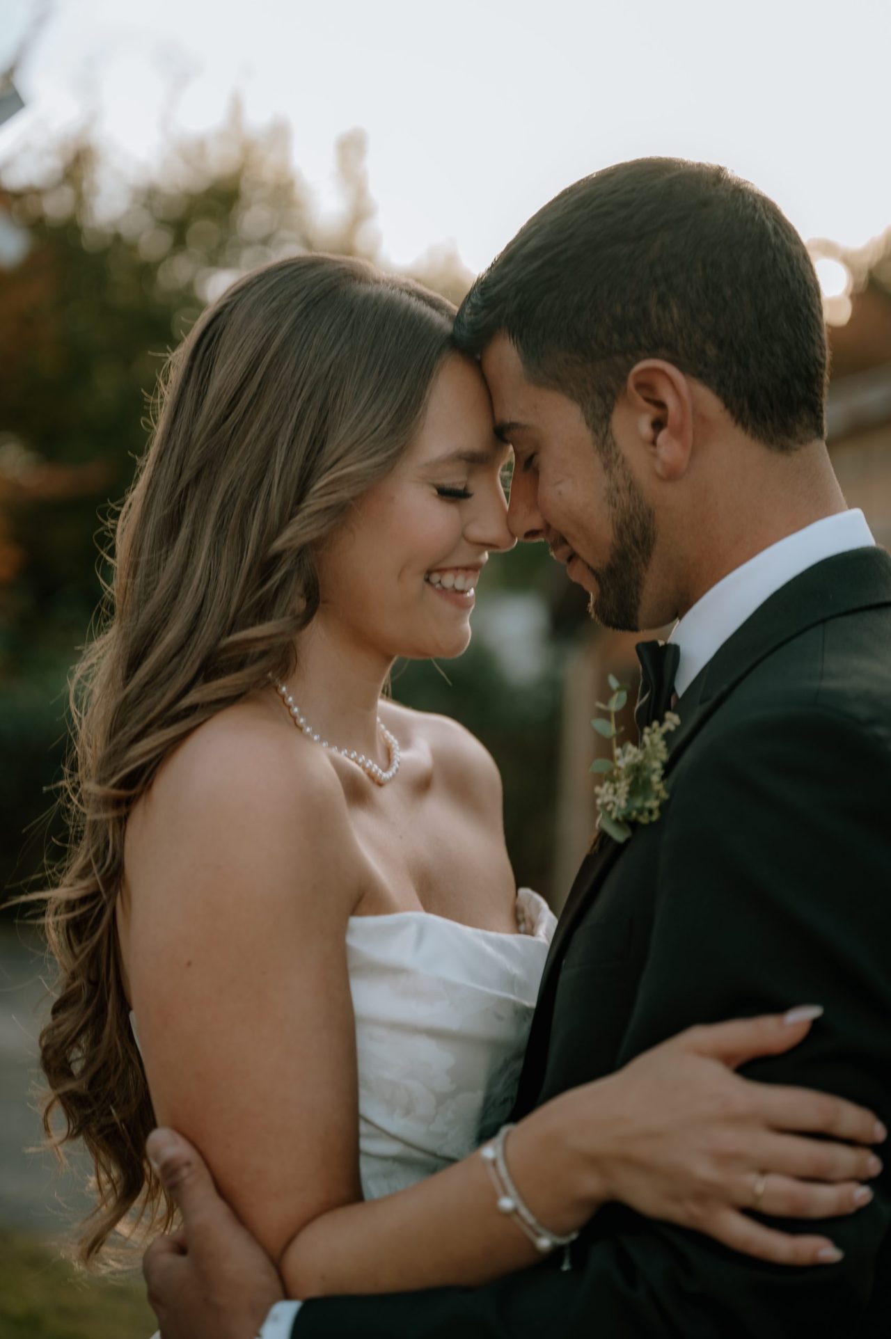 Mariée et marié échangeant leurs vœux lors d’un mariage extérieur à Montréal au Chalet des Érables